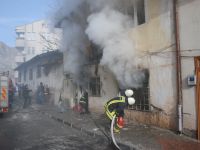 Tokat'ta Yangın faciası .. Evleri yanan anne ve üç çocuğu ..!!