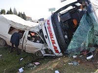 Minibüs ve Yolcu Otobüsü Dehşet saçtı .. Kazada 34 Yaralı ..!!