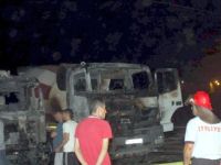 Siirt'te İnşaat Şantiyesindeki İş Makineleri ve Kamyon Yakıldı