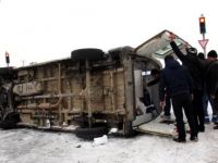 Cenaze Taşıyan Ambulans Devrildi 2 Yaralı