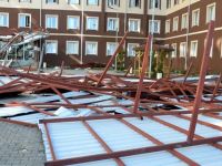 Siirt'te KYK kız yurdu binasının çatısı uçtu