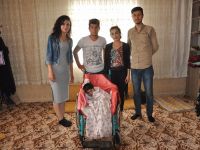 Engelli Çocuğa Tekerlekli Sandalye Verildi
