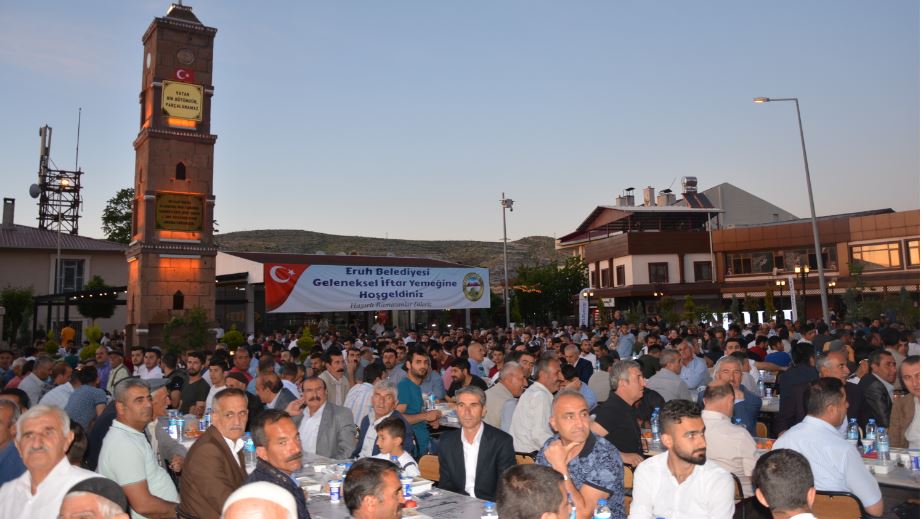 Siirt Valisi Eruh'ta iftar sofrasında vatandaşla buluştu