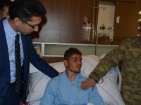 Yaralı askerler, hastahanede ziyaret edildi