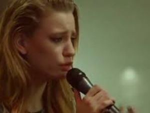 Serenay Sarıkaya İsyan Şarkısıyla Sosyal Medyayı Salladı