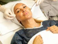 Yonca Evcimik Genç Kızlara Taş Çıkartıyor