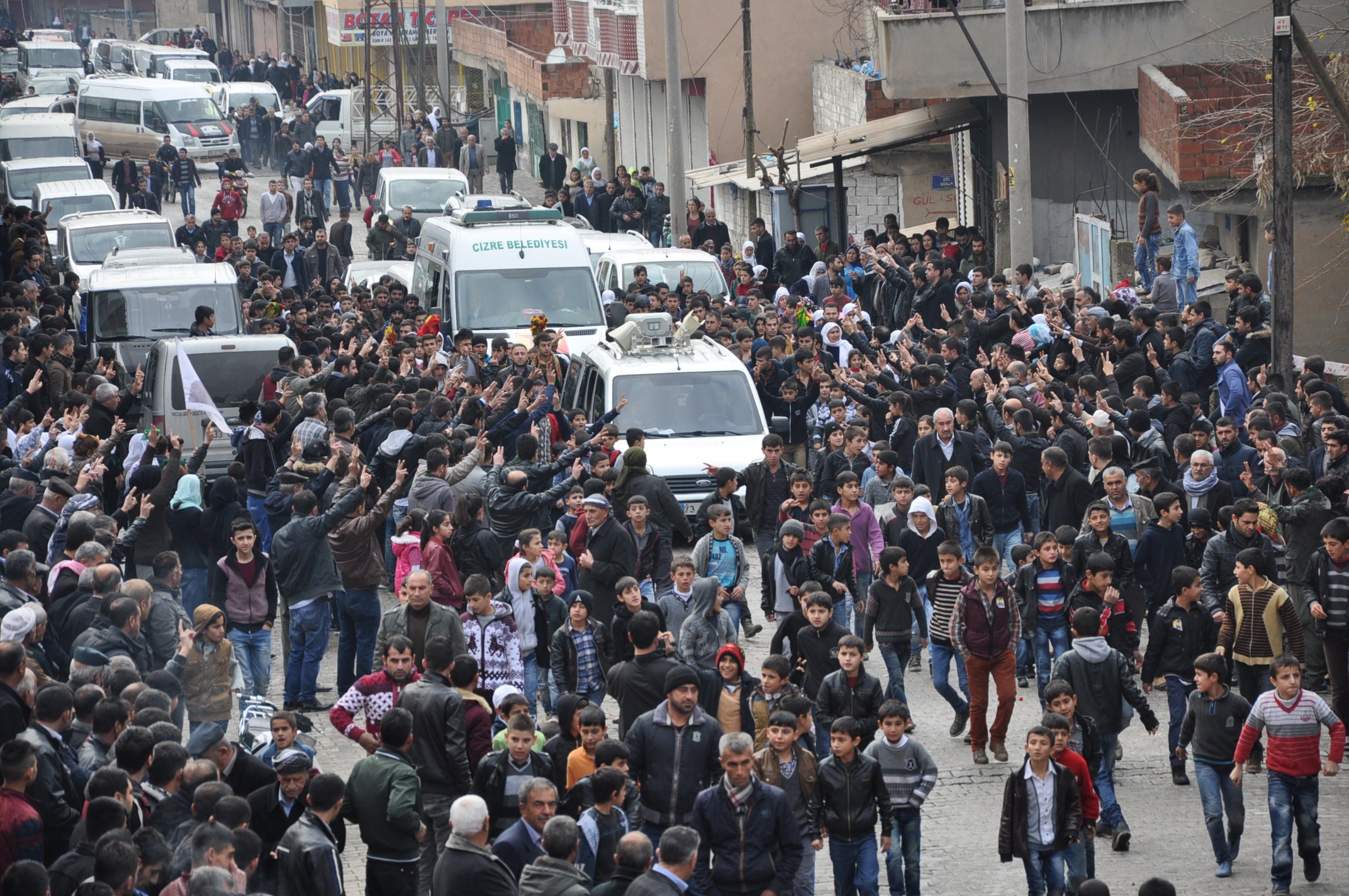 Cizre'de yaşanmış olan olaylarda ölü sayısı arttı ..yaralanan Zeki Alar ..