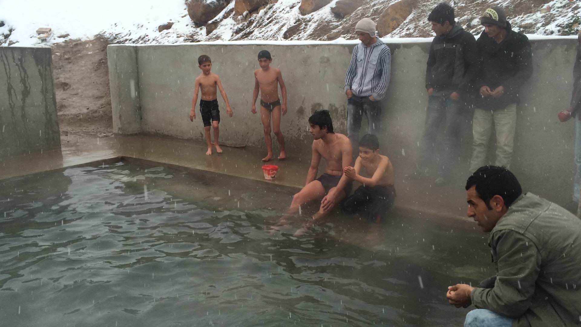 Van'da kışın ortasında Suya giren çocuklardan ŞOK Görüntüler