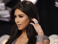 Kardashian'da kalçalarından sıkılmış!