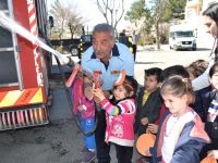 Minik Öğrencilere Yangın Söndürme Eğitimi
