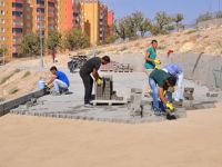 Siirt'te parke döşeme çalışmaları devam ediyor