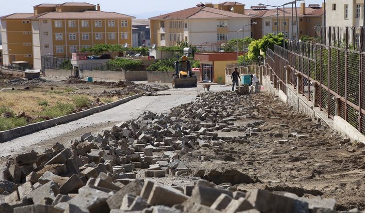 Siirt’te yol yapım çalışmaları devam ediyor