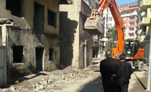 Siirt'te Tehlike Arz Eden Metruk Evler Yıkıldı