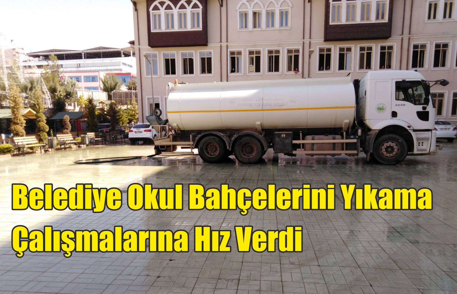 Belediye okul bahçelerini temizliyor
