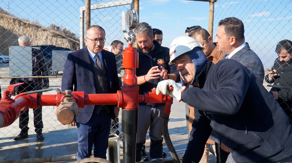 Vali Atik petrol kuyularını inceledi