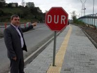 Görme engellilerin yolunda dur levhası! Bu tabelayı diken KÖR mü?