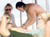 Orlando Bloom gizemli sarışın afetle plajda görüntülendi