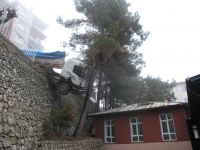 Faciaya Ramak Kala ..çam ağacına çarpmasaydı okulun içine girecekti ..