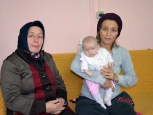 Vatandaşlardan Yardım Bekleyen Anne