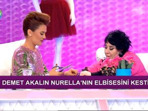Nur Yerlitaş elbiseden sıkılınca Demet Akalın'a kestirdi