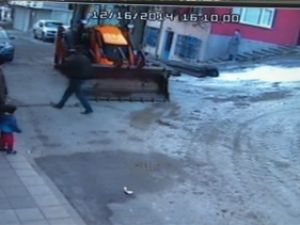 Baba ve Oğlu kepçeden Son Anda Kurtuldu