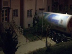 30 Ton LPG Yüklü Tanker Apartmana Girdi