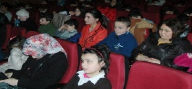 Görme Engelli Çocukların "Sinema" Keyfi