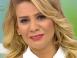 Esra Erol Tahsin amcaya haberi gözyaşları ile verdi.