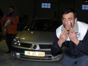 Serçe Parmağıyla 8 Otomobil Çekti