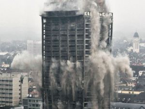 116 metrelik gökdelen saniyeler içinde yerle bir oldu